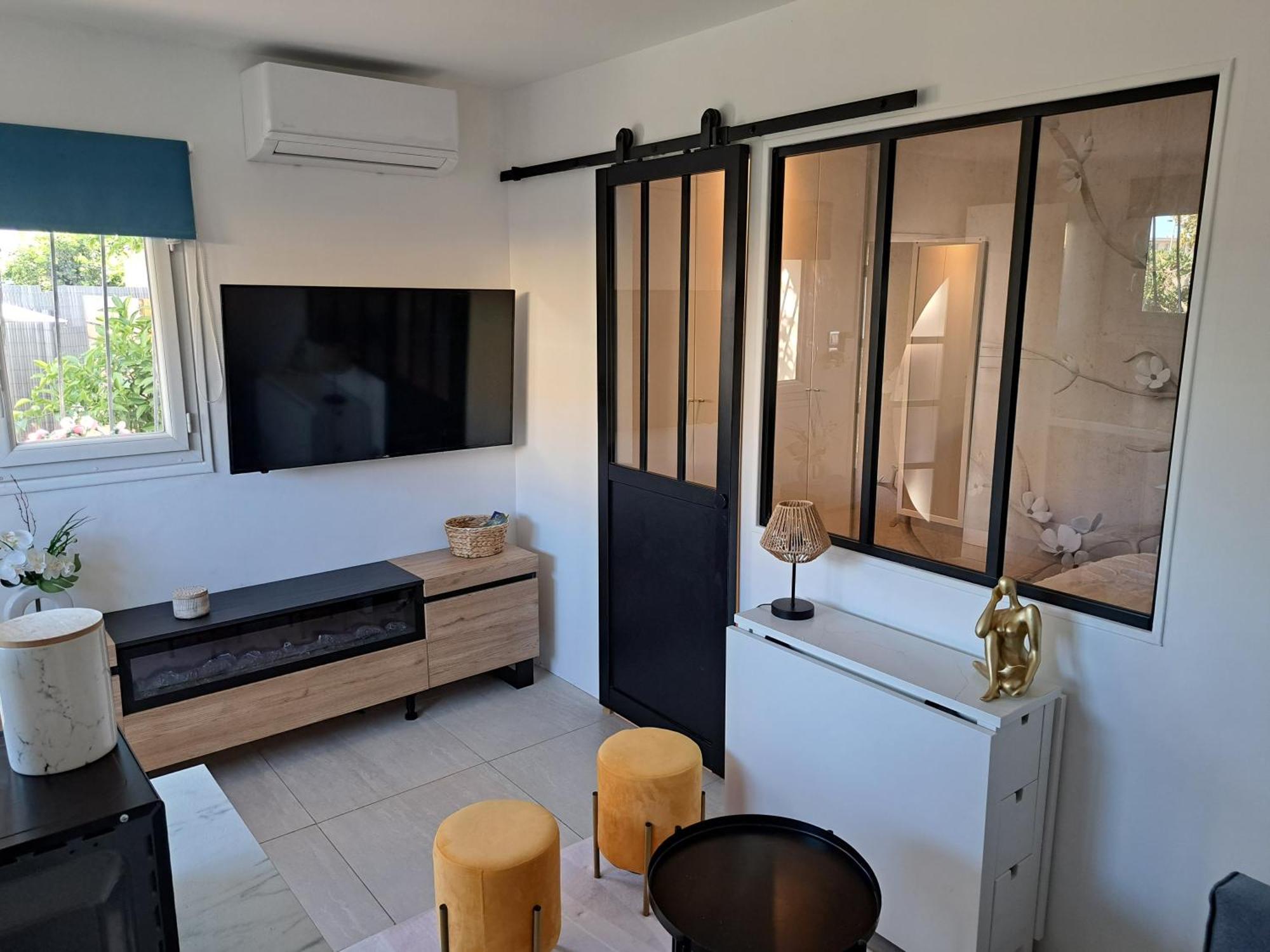 Seduisant Studio Avec Cour Privative La Crau Dış mekan fotoğraf